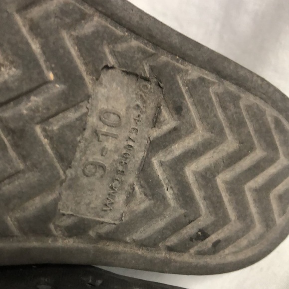 Unisex all star black and white boys 9/ 10 like crocs - Picture 7 of 10